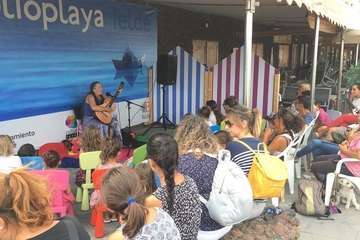 La BiblipPlaya de Telde distrae a los menores con cuentos y canciones/TA.